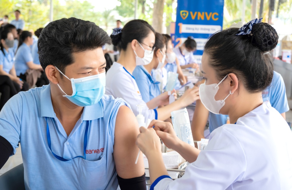 Nhiều doanh nghiệp tăng cường tiêm vaccine sốt xuất huyết cho người lao động dịp cuối năm - 1