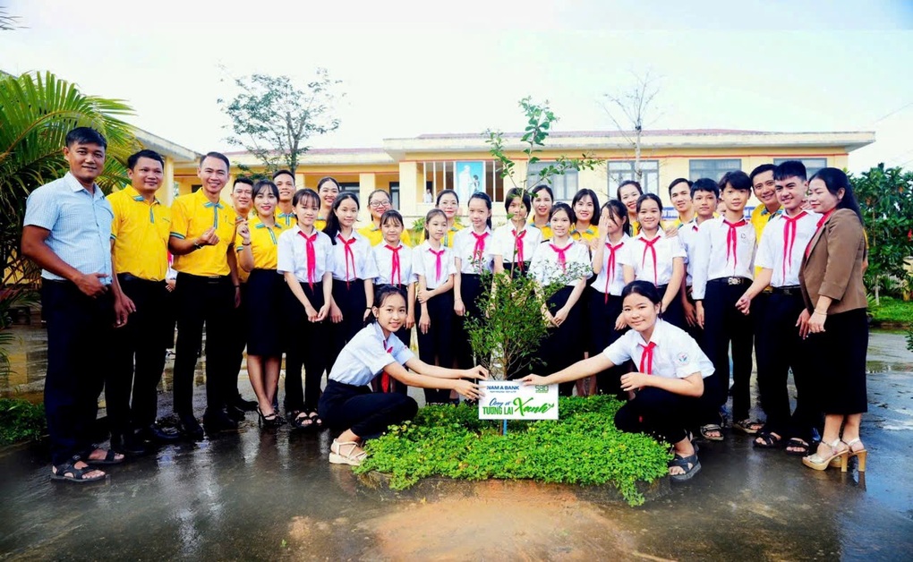 Nam A Bank chung tay vun trồng cây xanh và tri ân nhà giáo  - 3