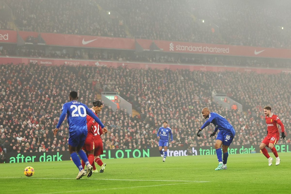 Liverpool đánh bại đội bóng của Van Nistelrooy, ung dung đứng đầu bảng - 1