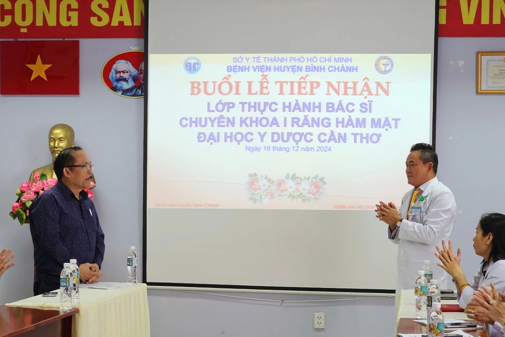 Nhiều bác sĩ trường y miền Tây đến bệnh viện huyện ở TPHCM nâng tay nghề - 1