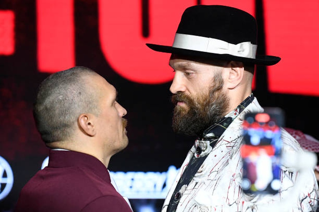 Tyson Fury và Oleksandr Usyk đứng nhìn nhau hơn 11 phút - 1