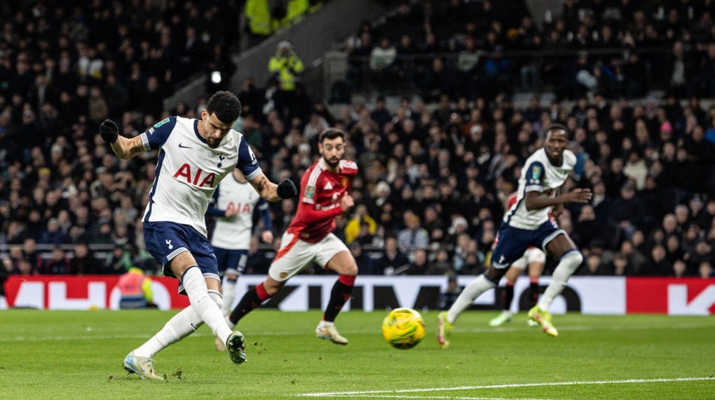 Hai thủ môn tấu hài, Tottenham thắng 4-3 trước Man Utd - 1