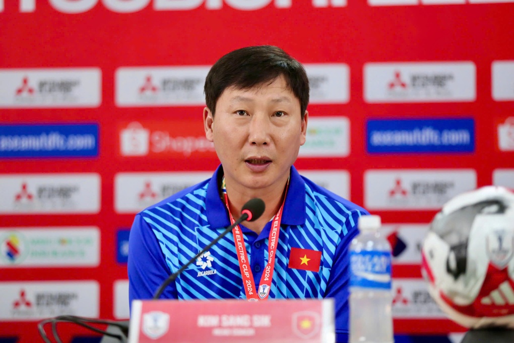 HLV Kim Sang Sik: Tôi muốn cùng tuyển Việt Nam vô địch AFF Cup - 1