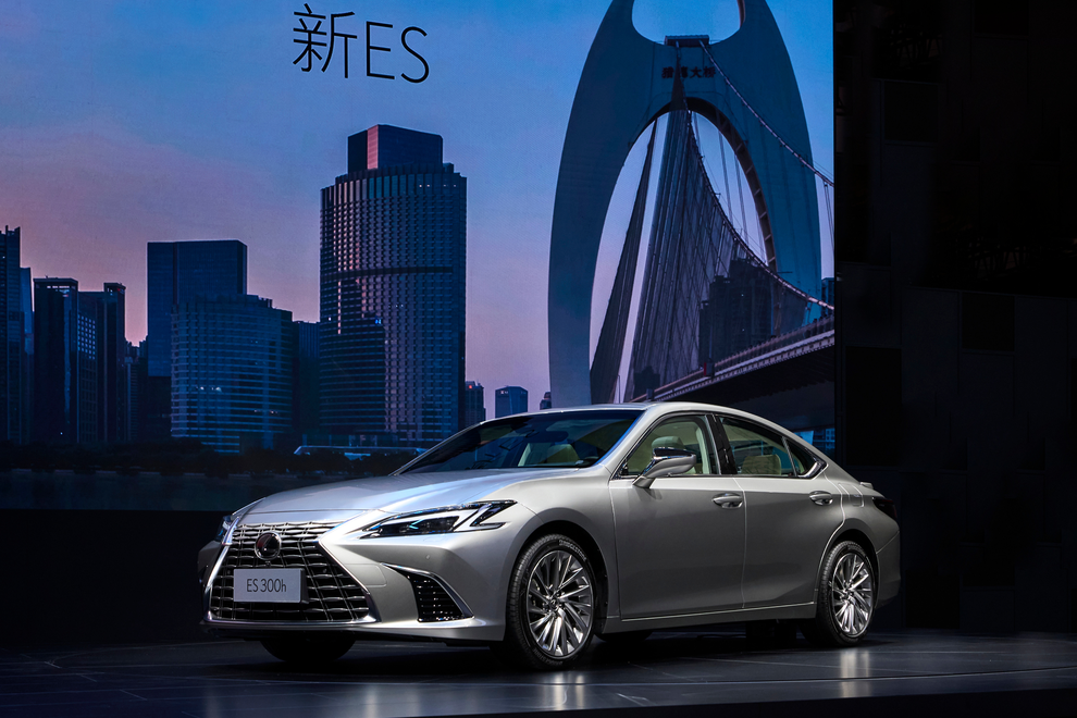 Lexus ES 2025 ra mắt, sedan hạng sang thêm công nghệ để hút khách hàng trẻ? - 1