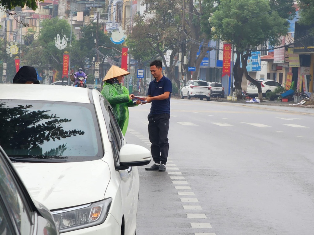 Người hâm mộ đội mưa rét mua vé xem đội tuyển Việt Nam đối đầu Indonesia - 1