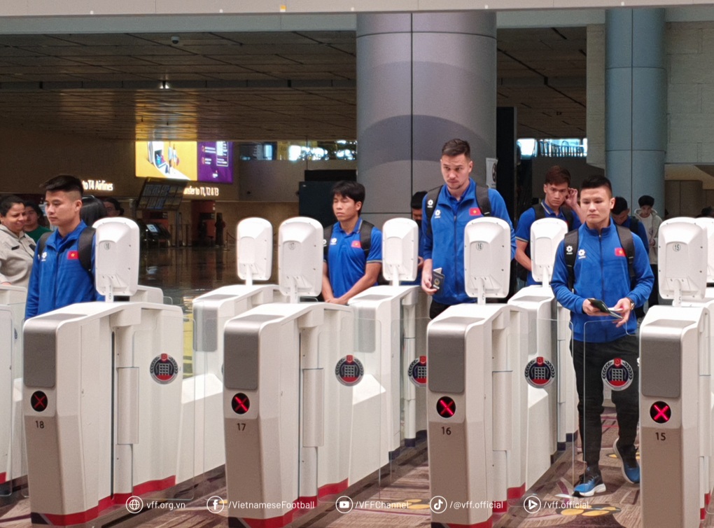 Đội tuyển Việt Nam đến Singapore, sẵn sàng đối đầu đội chủ nhà tại AFF Cup - 1